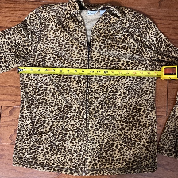 Kim Rogers’s leopard pattern velvet jacket. PS - Picture 8 of 10